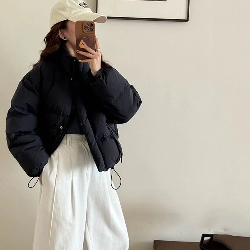 เสื้อแจ็คเก็ตคอตั้งสีลูกกวาดสำหรับผู้หญิง สไตล์ใหม่ฤดูหนาวปี 2025 น่ารักและอ่อนหวาน บุด้วยขนเป็ดขาว