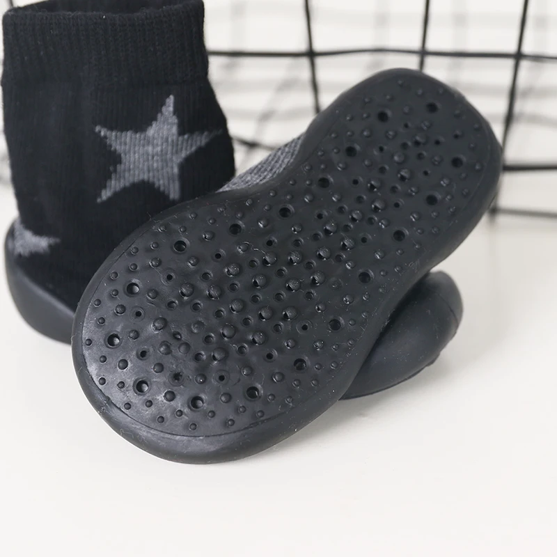 Sepatu lembut anti selip anak-anak musim dingin sepatu dalam ruangan bayi sepatu sol karet luar ruangan anak-anak sepatu balita yang nyaman