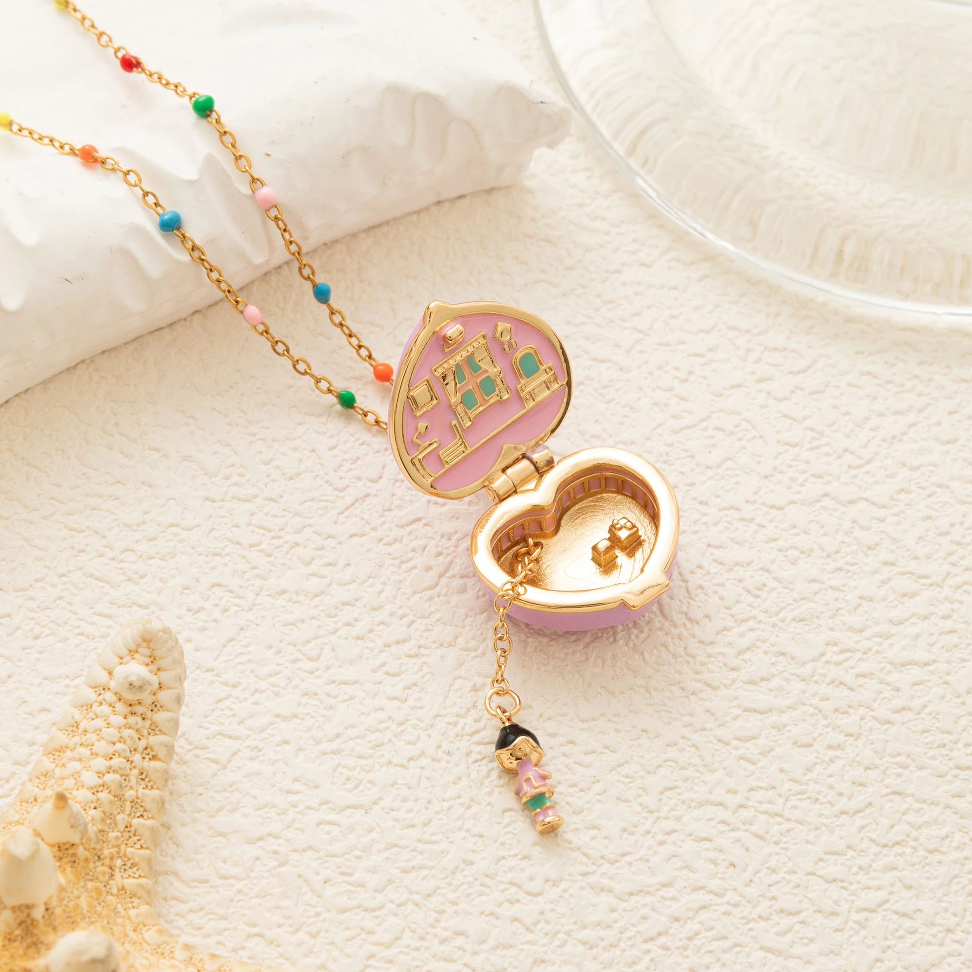 Niedlicher, herzförmiger, offener Bilderrahmen-Anhänger in Rosa, 14K vergoldete Messing-Halskette und Ring, geeignet für Frauen. – Detail 7