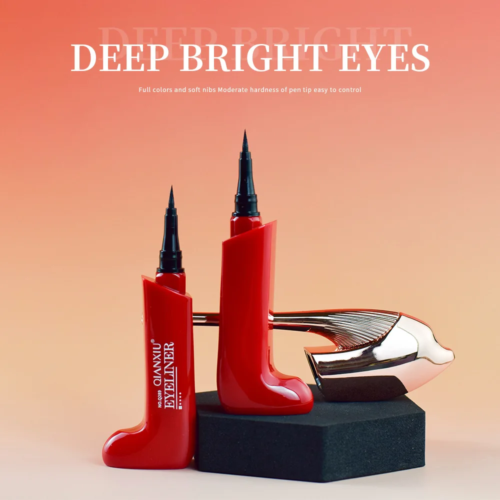 ハイヒールシューズには、防水性があり、汗に強く、アイライナーがにじまない黒のアイライナーペンが付属しています。