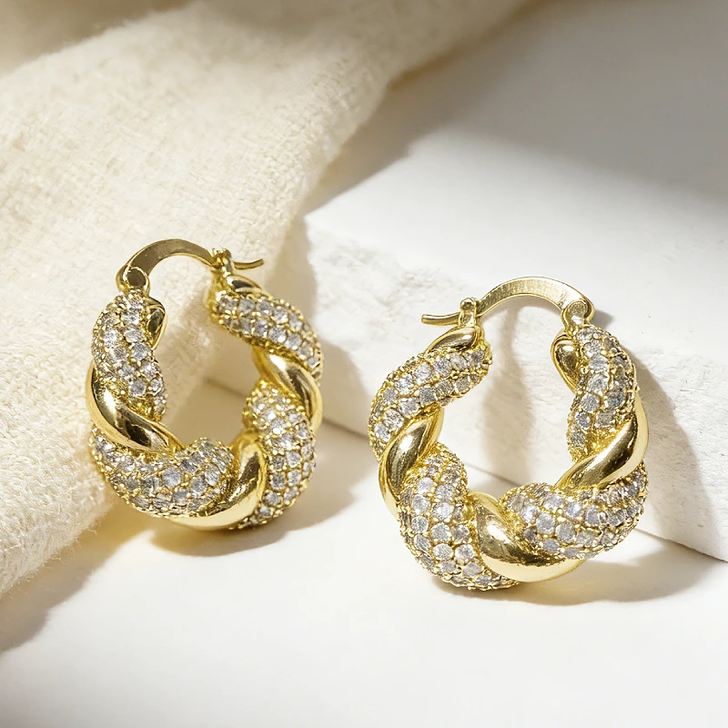 Huitan gedrehte goldfarbene Creolen für Damen, glänzende, mit Zirkonia besetzte, klobige Twist-Huggie-Ohrringe, luxuriöser, zarter Schmuck