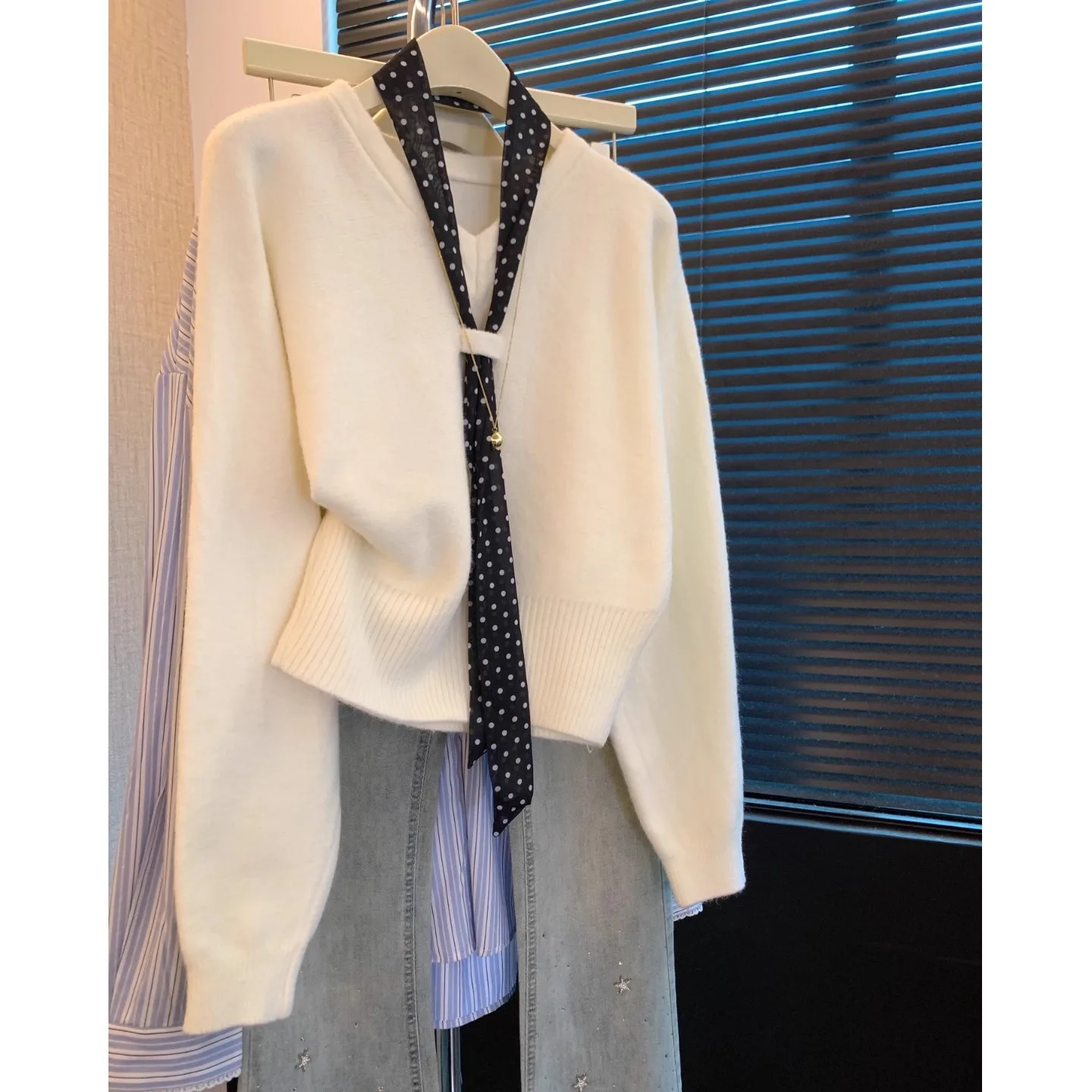 เสื้อสเวตเตอร์ถักไหมพรมผู้หญิง พร้อมผ้าพันคอลายจุด นุ่ม สบาย สไตล์เกาหลี สำหรับฤดูใบไม้ร่วงและฤดูหนาว