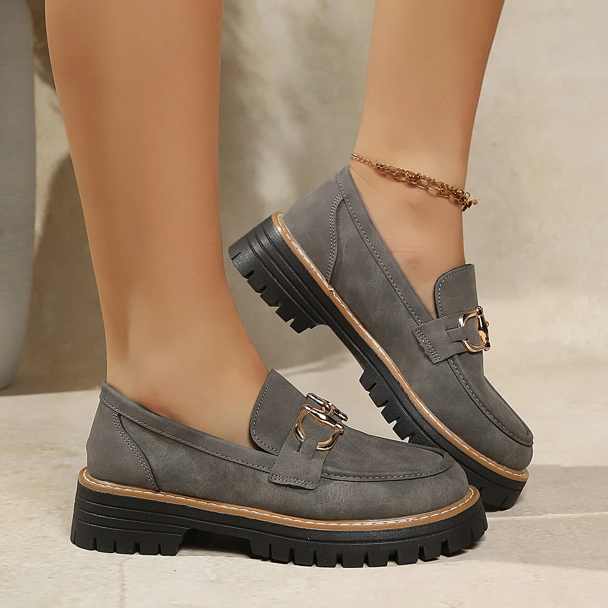 2026 New Women's British Style Round-toe Slip-on Loafers Spring Summer Thick-soled Metal Chain Decorated Casual Low-top Shoes