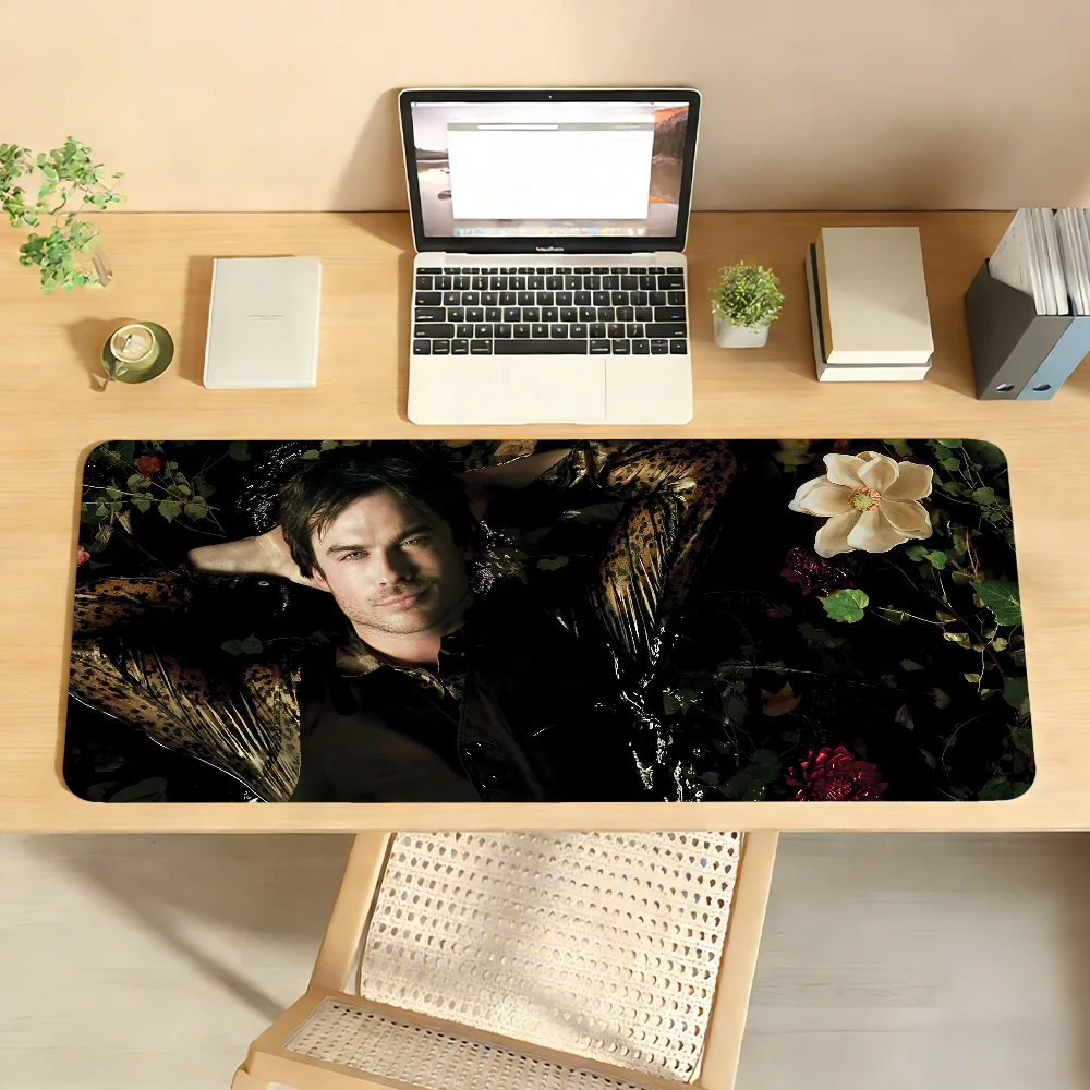 Damon Salvatore Vampire Diaries Mauspad, rutschfester, verriegelbarer Rand, PC-Laptop-Zubehör, Gummi, Büro, Tastatur, Spiel, XXL-Schreibtischunterlage