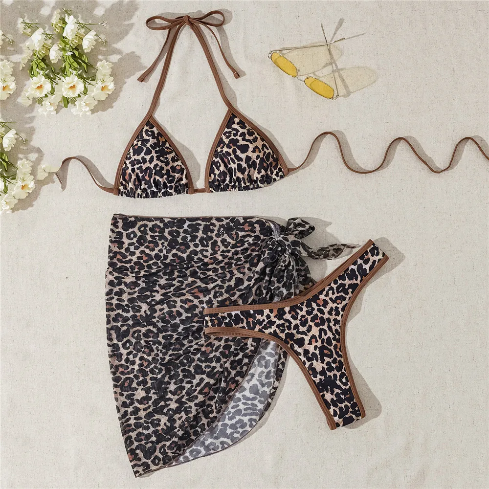 

Леопардовый принт, треугольные стринги, комплекты бикини с лямкой на шее, 3 предмета, сексуальные купальники, накидка, женские праздничные купальники 2025 года, бикини с высоким вырезом