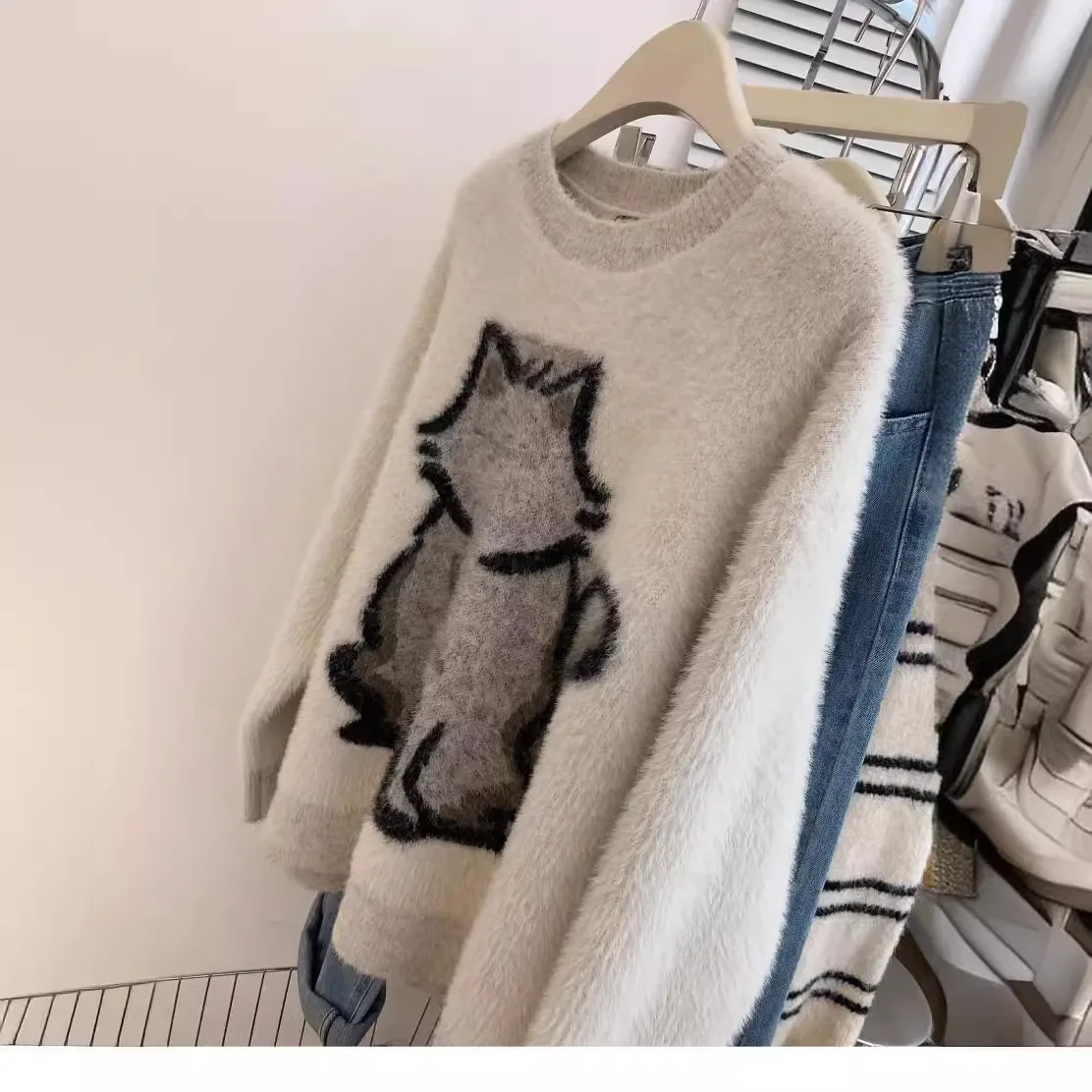 

Mink velvet pullover cartoon sweater women's autumn and winter new thick plus size loose lazy wind wearing a high-grade top.