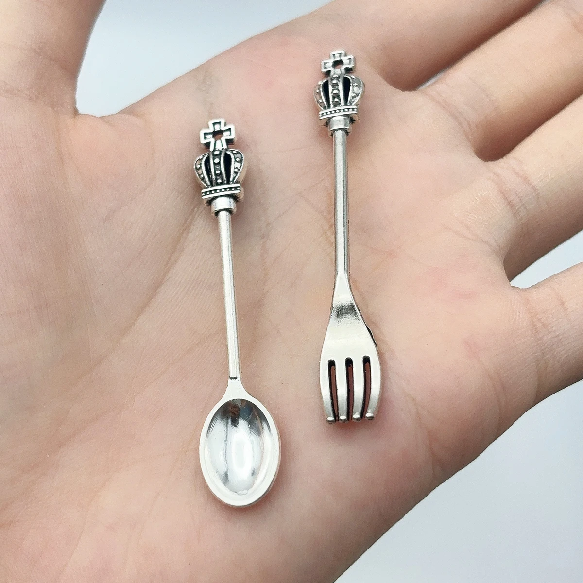 10-Piece Set of Crown Fork and Spoon DIY Handmade Pendants, Vintage Crown Fork and Spoon Mixed Pendants, Suitable for DIY Bracelets, Necklaces, Earrings, and Hanging Ornaments, Handmade Beaded Decoration Accessories