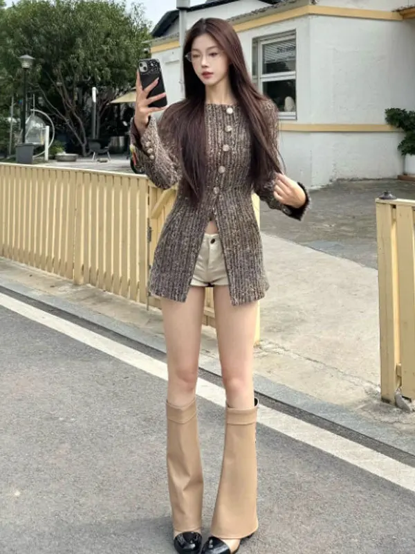 

Retro High-End Woolen Coat Unique Super Sli Waist-Cinching Slim Fit Coat Winter 2026 Korean Sle Button Detailing