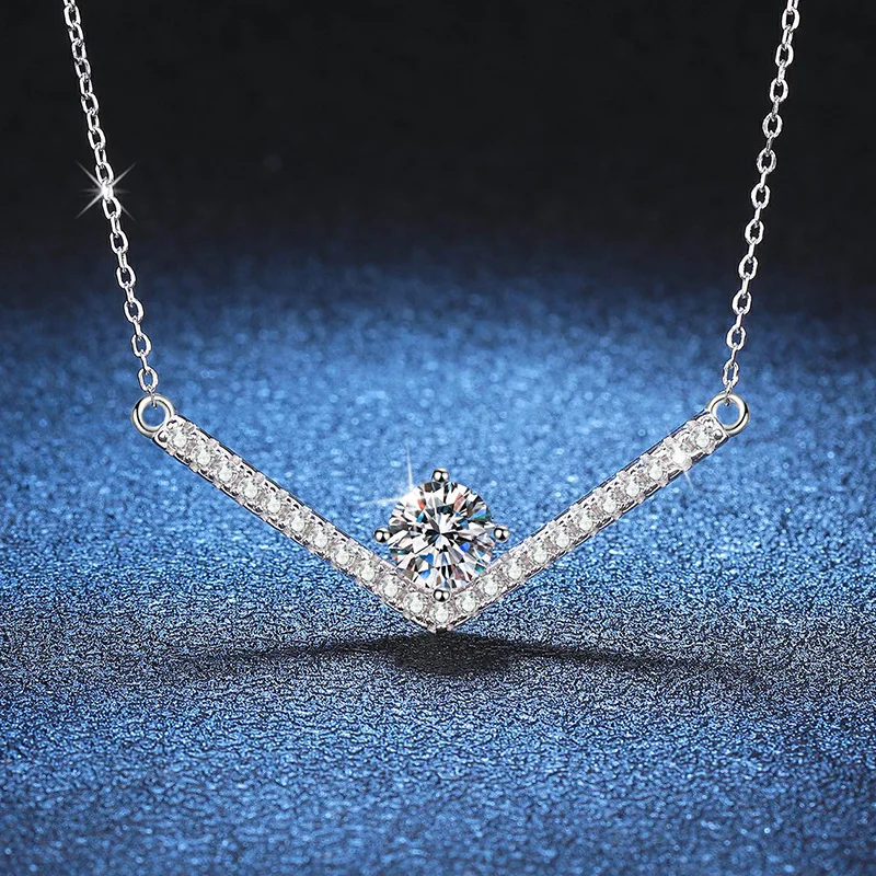 

925 Sterling Silver Moissanite D Colour 1 Carat Senior Sense Full Diamond Temperament V-shaped Letter Necklace