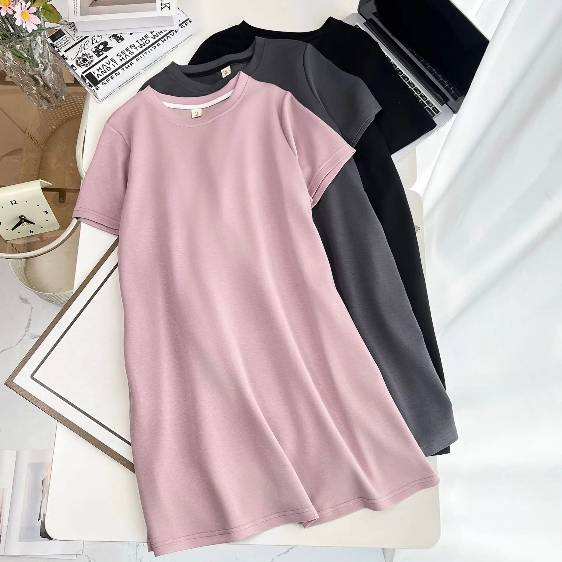 ฤดูร้อนใหม่ผู้หญิงขนาดบวกสวมใส่ 100 กก. เรียบง่ายและลําลองความยาวกลางเอวยางยืดแขนสั้นชุด