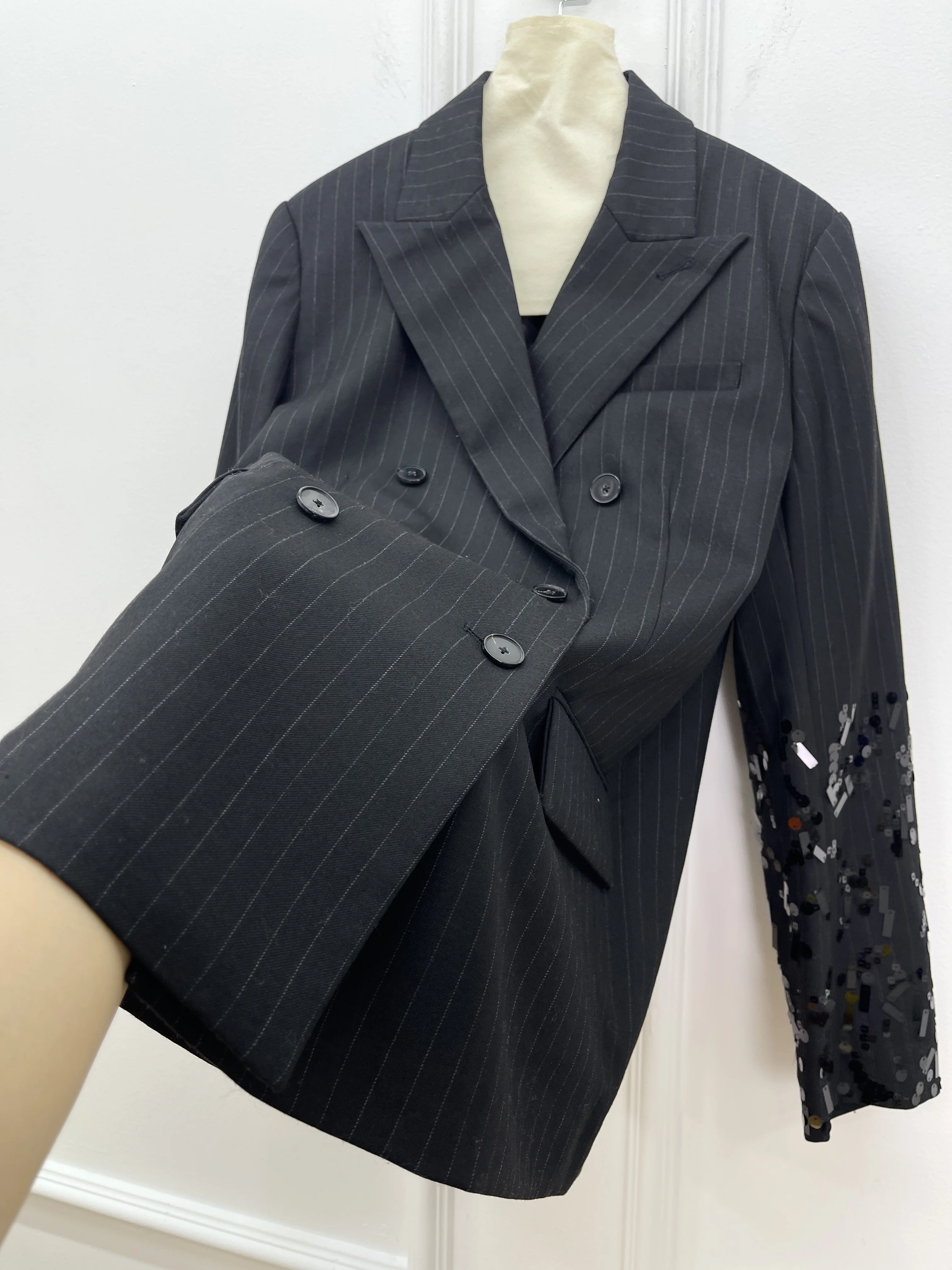 

New Autumn/Winter Style: Heavy-Duty Sequined Striped Suit Jacket And Wide-Leg Pants Set – Fashionable, Versatile, And Elegant.