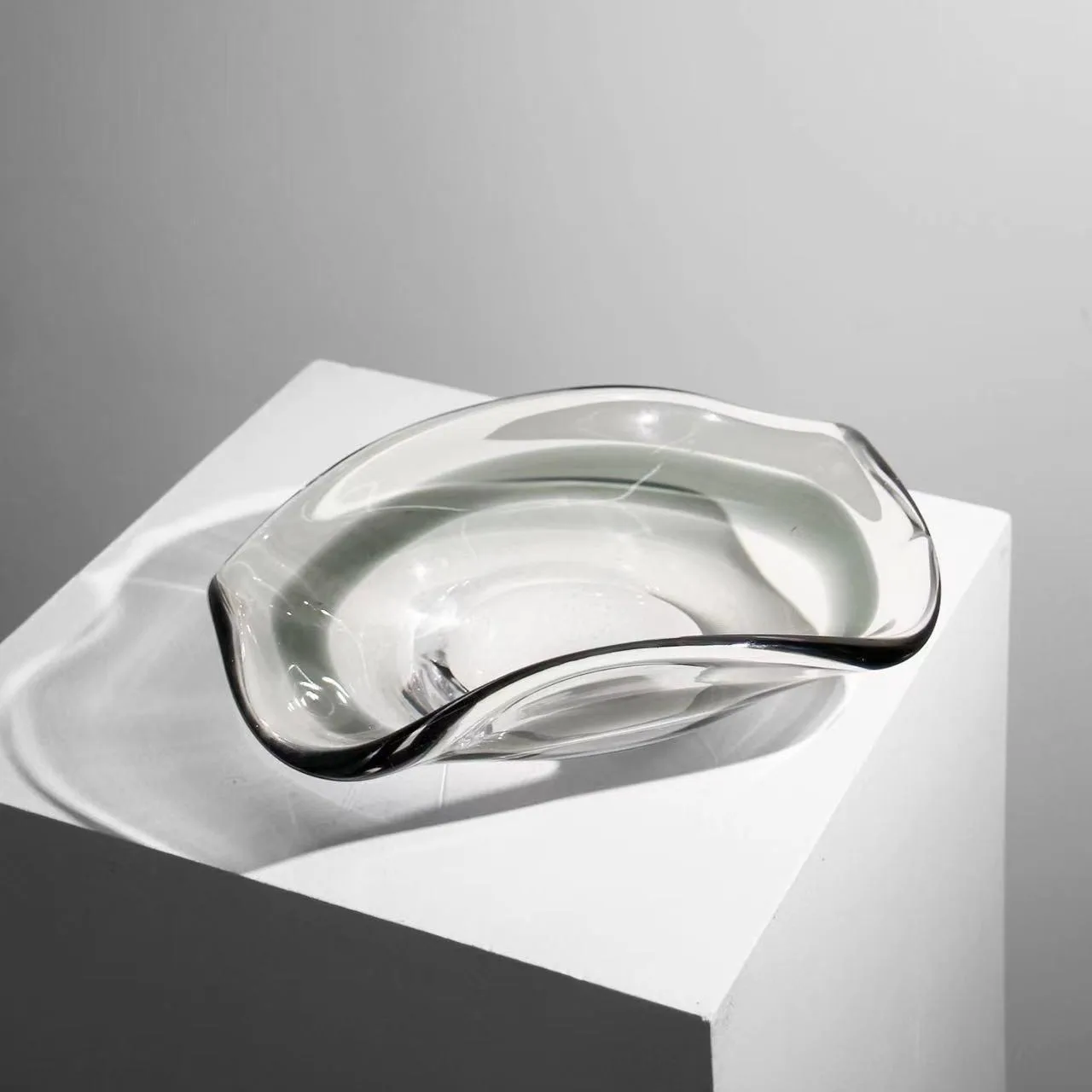 Modern simple transparent glass fruit plate sales office restaurant model room light luxury ornament plate hotel villa soft deco