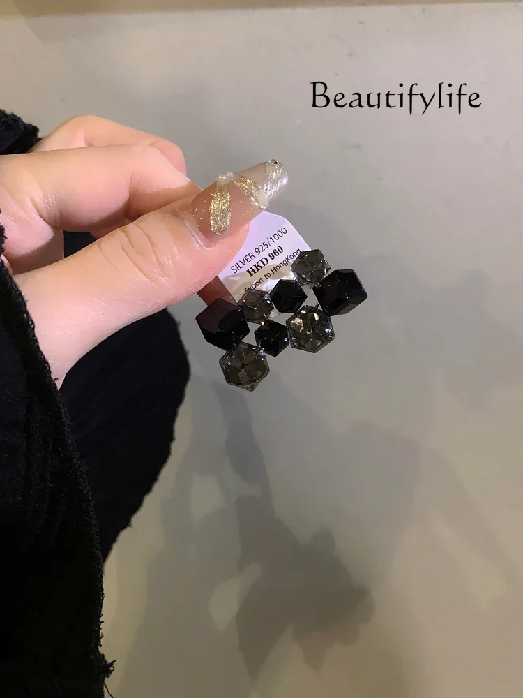 

Retro style autumn and winter black three-dimensional diamond earrings, high-end niche design, unique stud earrings