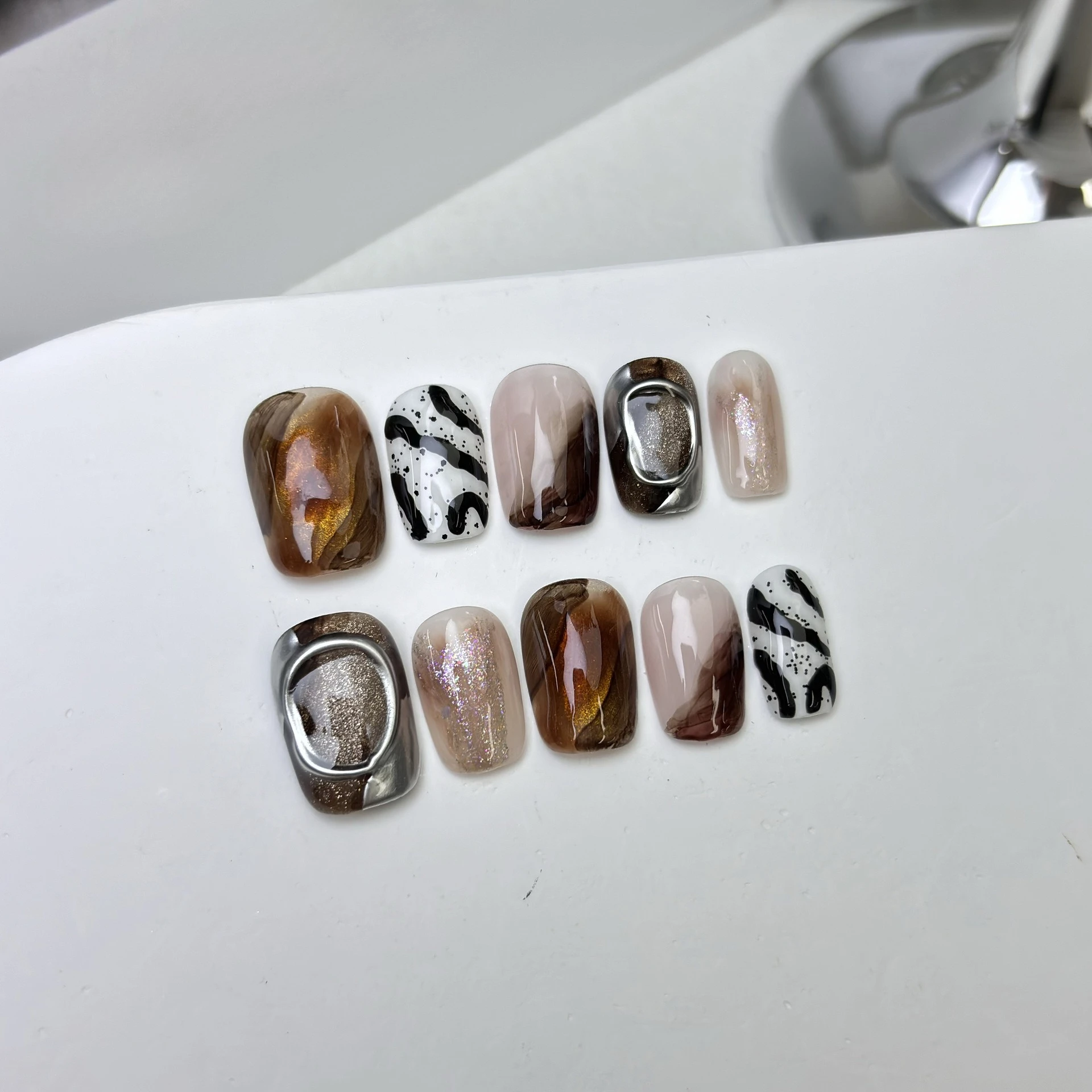 10 szt. sztucznych paznokci z motywem zebry, paznokcie z efektem kociego oka w kolorze bursztynowym, błyszczące, brokatowe, akrylowe paznokcie krótkie typu coffin, naklejane paznokcie.