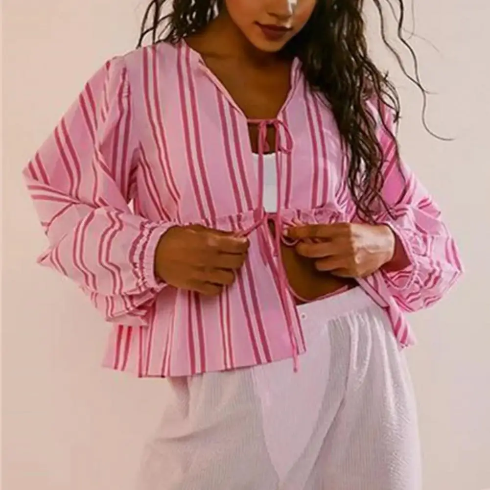 女性のカジュアルなストライプのシャツとショーツのセット,ゆったりとしたリボンのレースが付いた衣服,透かし彫り,長いランタンスリーブ,ビーチスーツ,夏,2022