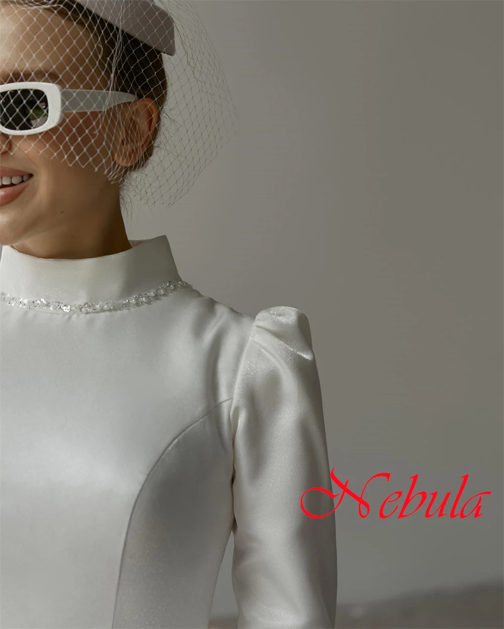 Op maat gemaakte prachtige witte satijnen trouwjurk Klassieke ronde hals Lange mouwen Kapelsleep Bruidsjurken met lovertjes en parels