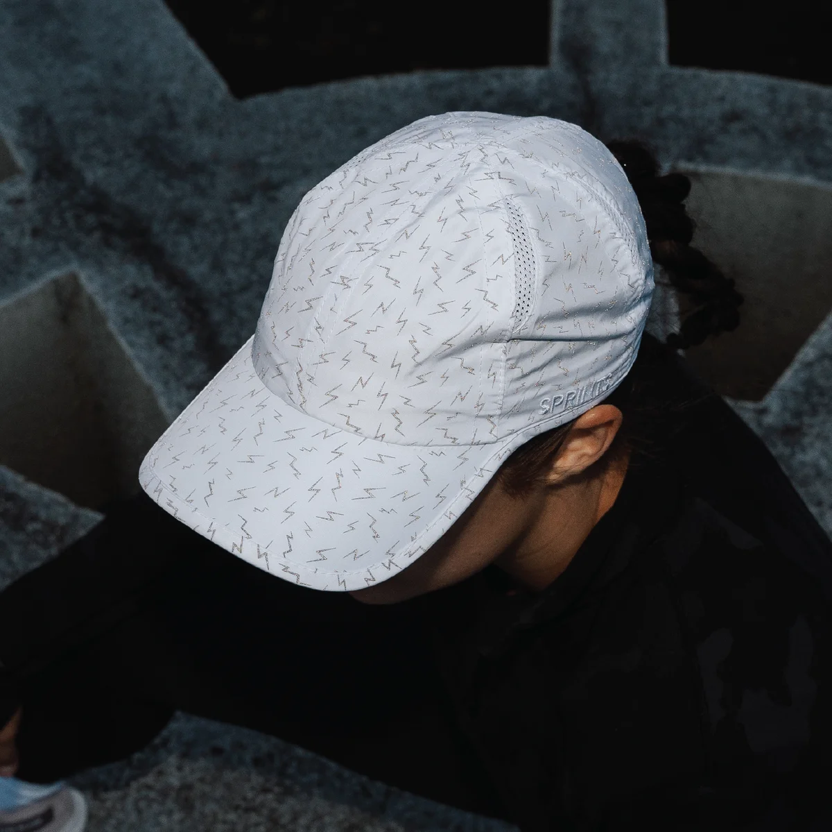 cappellino-da-corsa-con-inserti-riflettenti-ideale-per-la-corsa-notturna-ad-alta-visibilita-ad-asciugatura-rapida-con-parte-superiore-morbida-cappellino-sportivo-cappellino-parasole-per-maratona-realizzato-in-fibra-di-poliestere