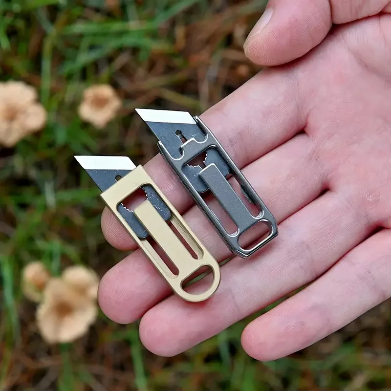 Cuchillo táctico mini de titanio y latón afilado para llavero