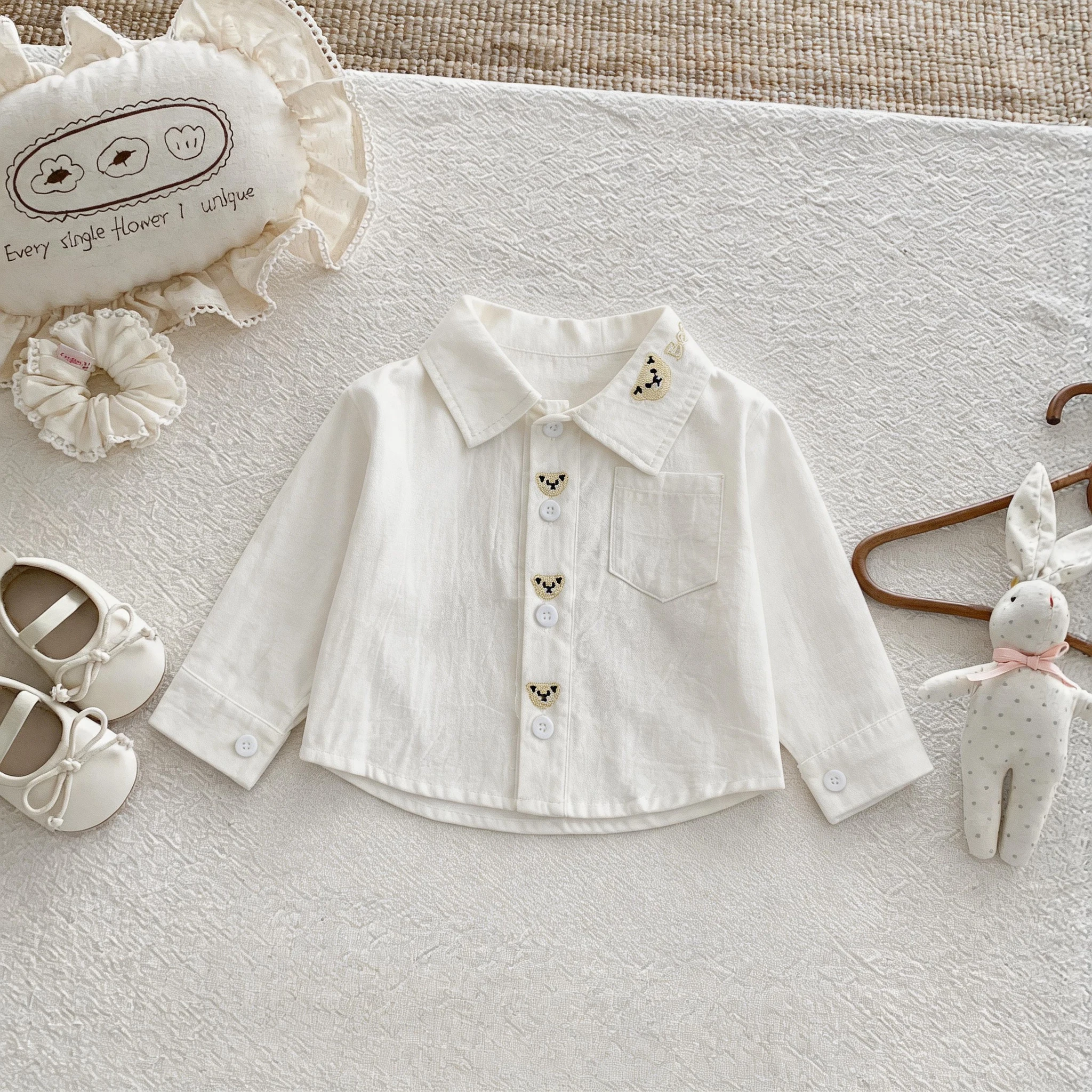 Unisex-Baby-Langarmshirt in Weiß, neues Design für die Herbst- und Frühjahrssaison, stilvolles und vielseitiges Oberteil für Babys und Kleinkinder. – Detail 1