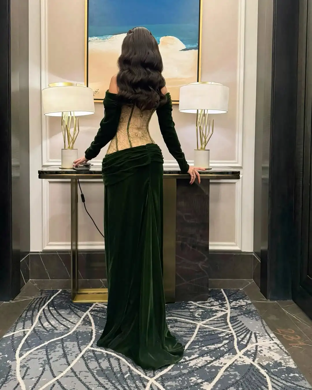 Nuovo design elegante con spalle scoperte in pizzo a lisca di pesce corsetto in velluto vita pieghettata manica lunga abito da ballo formale da sera