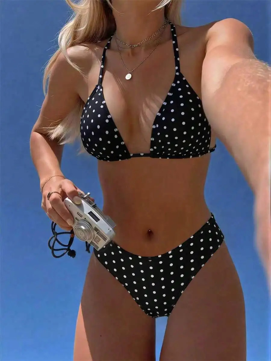 

Женский комплект бикини с треугольными топами на бретельках и черно-белыми вставками в горошек, с высокой посадкой на талии
