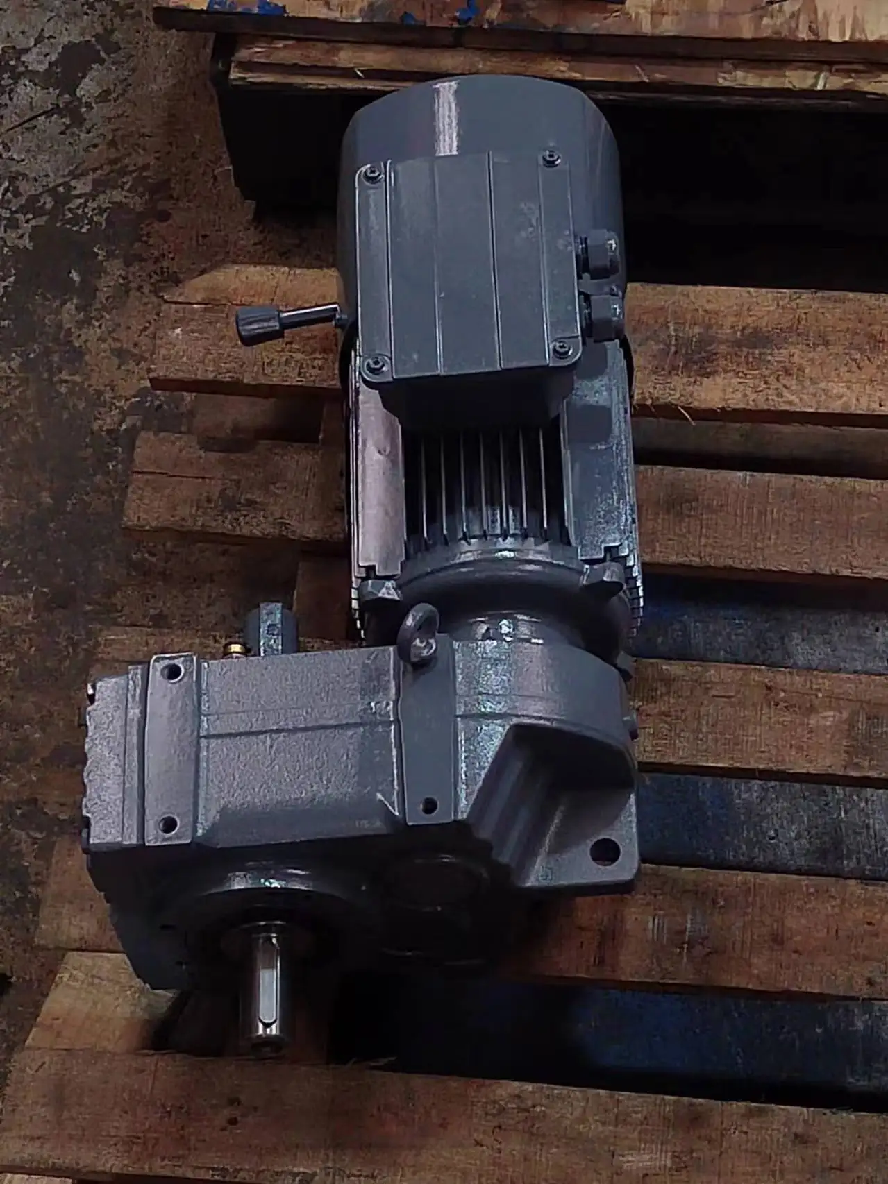 محرك كهربائي حلزوني عالي الجودة من سلسلة F127 F مخفض سرعة العمود المتوازي من الحديد الزهر لبناء المزرعة والصناعة