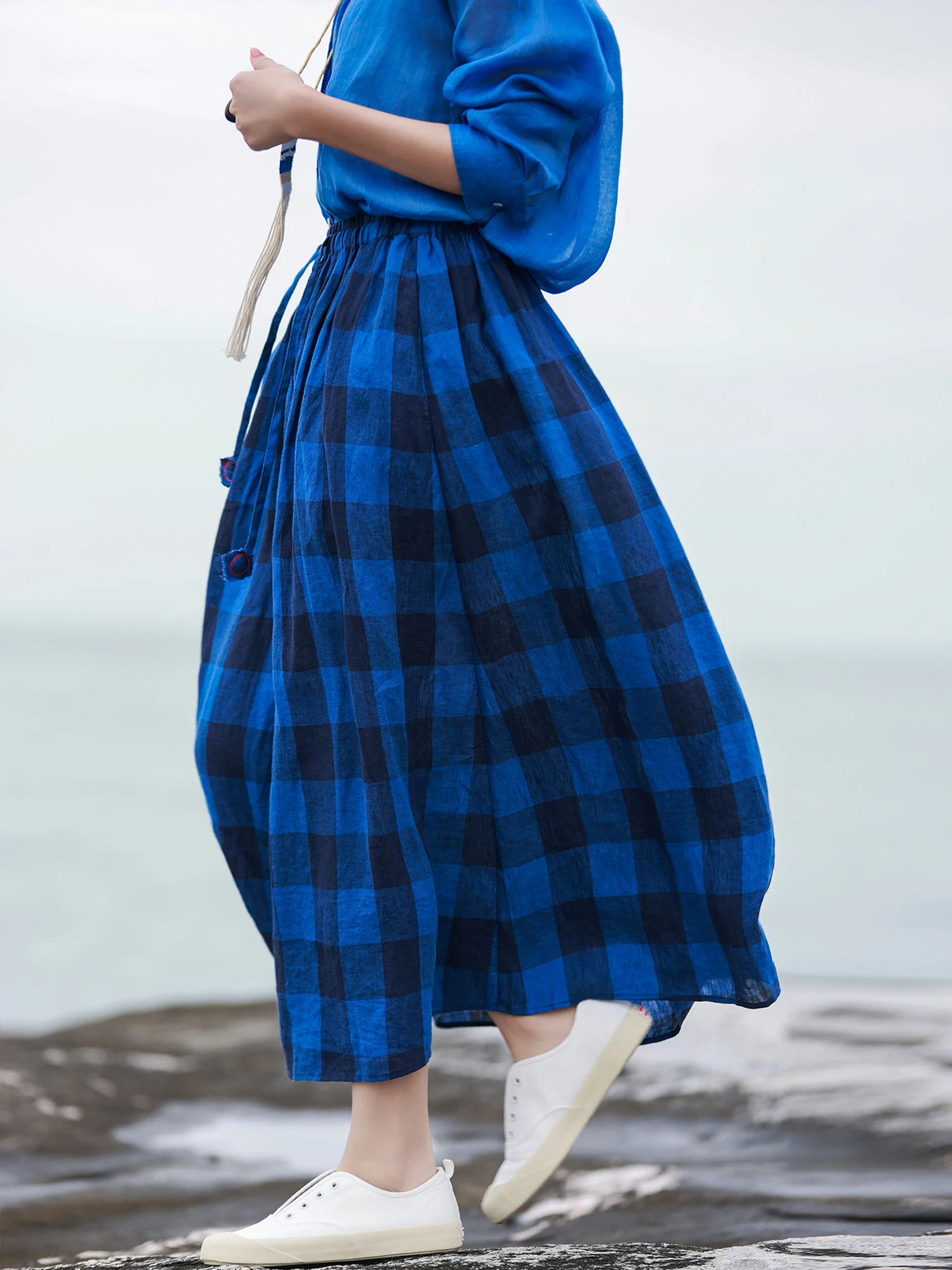 

Летняя новинка от Mallin Original Design: легкая, мягкая, эластичная юбка-миди А-силуэта из льняной ткани с широким подолом.