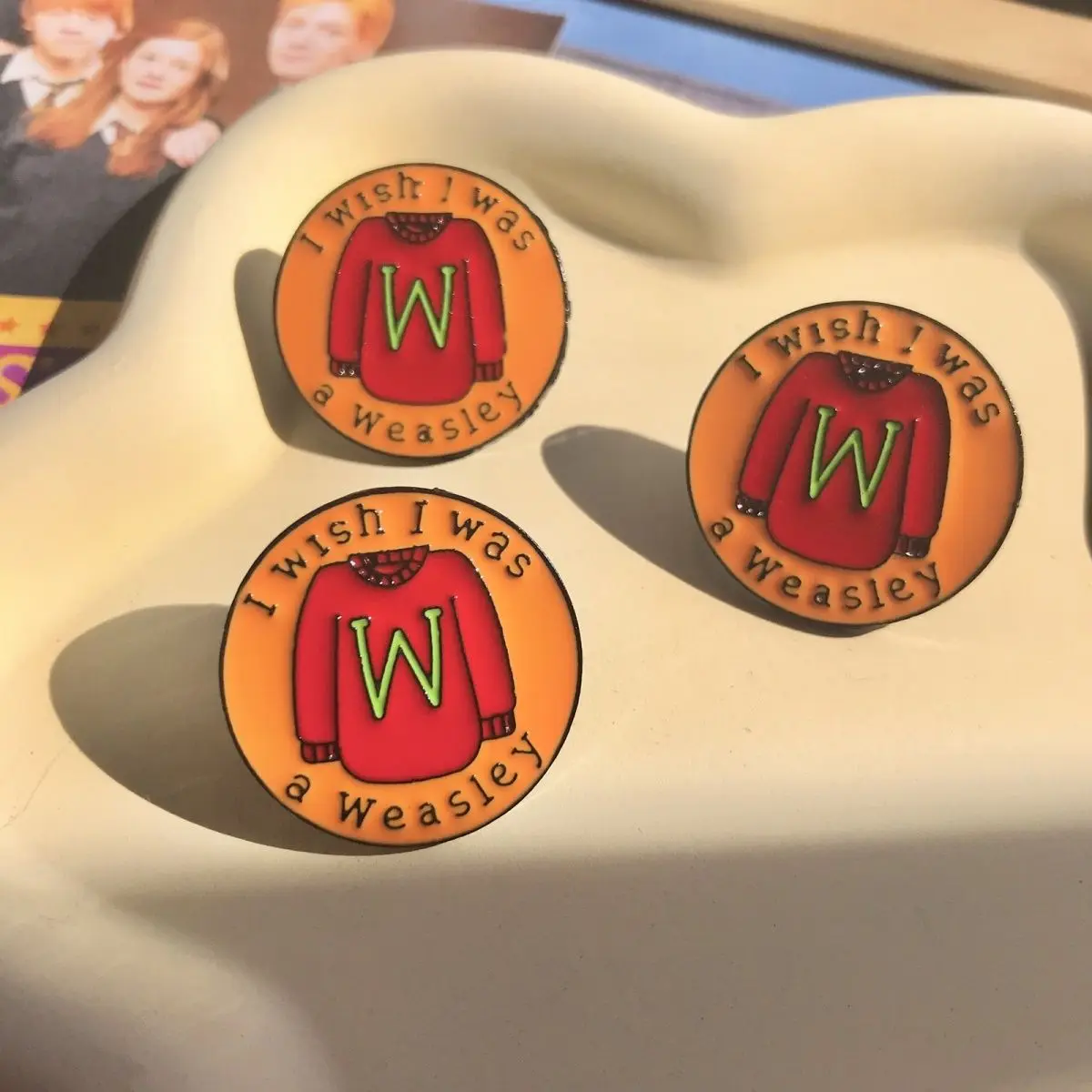 Anime mágico menino broche dos desenhos animados weasley família camisola de metal mini broche crachá fã coleção presente