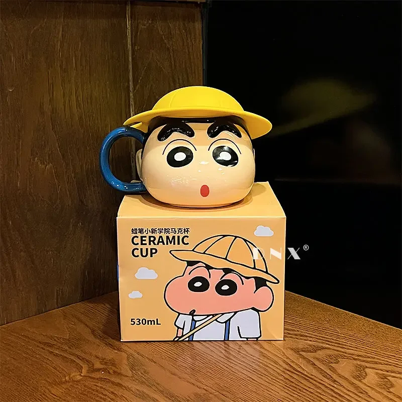 Gorro de paja Kawaii de 530ml, taza Shin-chan de Anime para niños encantadores con tapa, Taza de cerámica, taza de café resistente a altas temperaturas, regalo