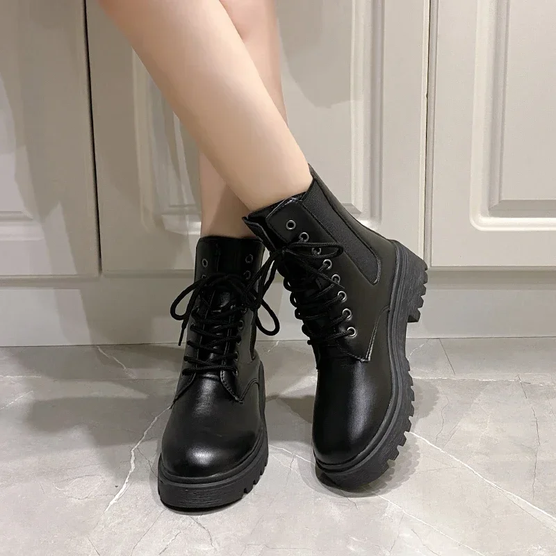 Neue Winter-Motorradschuhe mit mittelhohem, dickem Absatz und runder Zehenpartie, bequeme und modische, glänzende/matte Damenstiefel – Detail 6