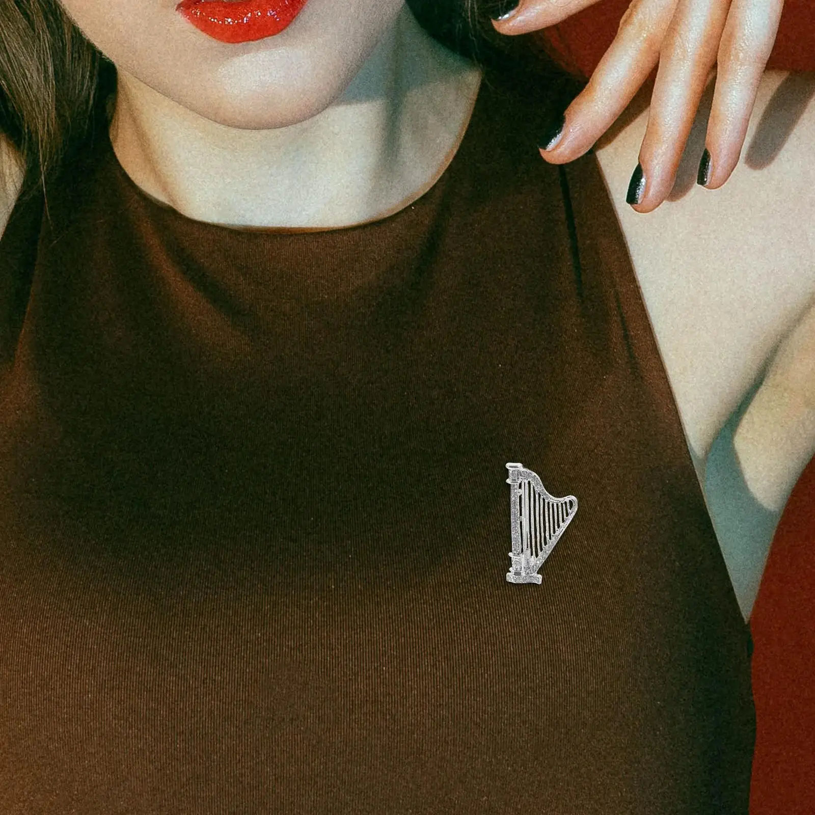 垂直ハープブローチラインストーン楽器ピン女性ファッションアクセサリーエレガントなスーツブートニエールウェディングドレスブローチバックパック