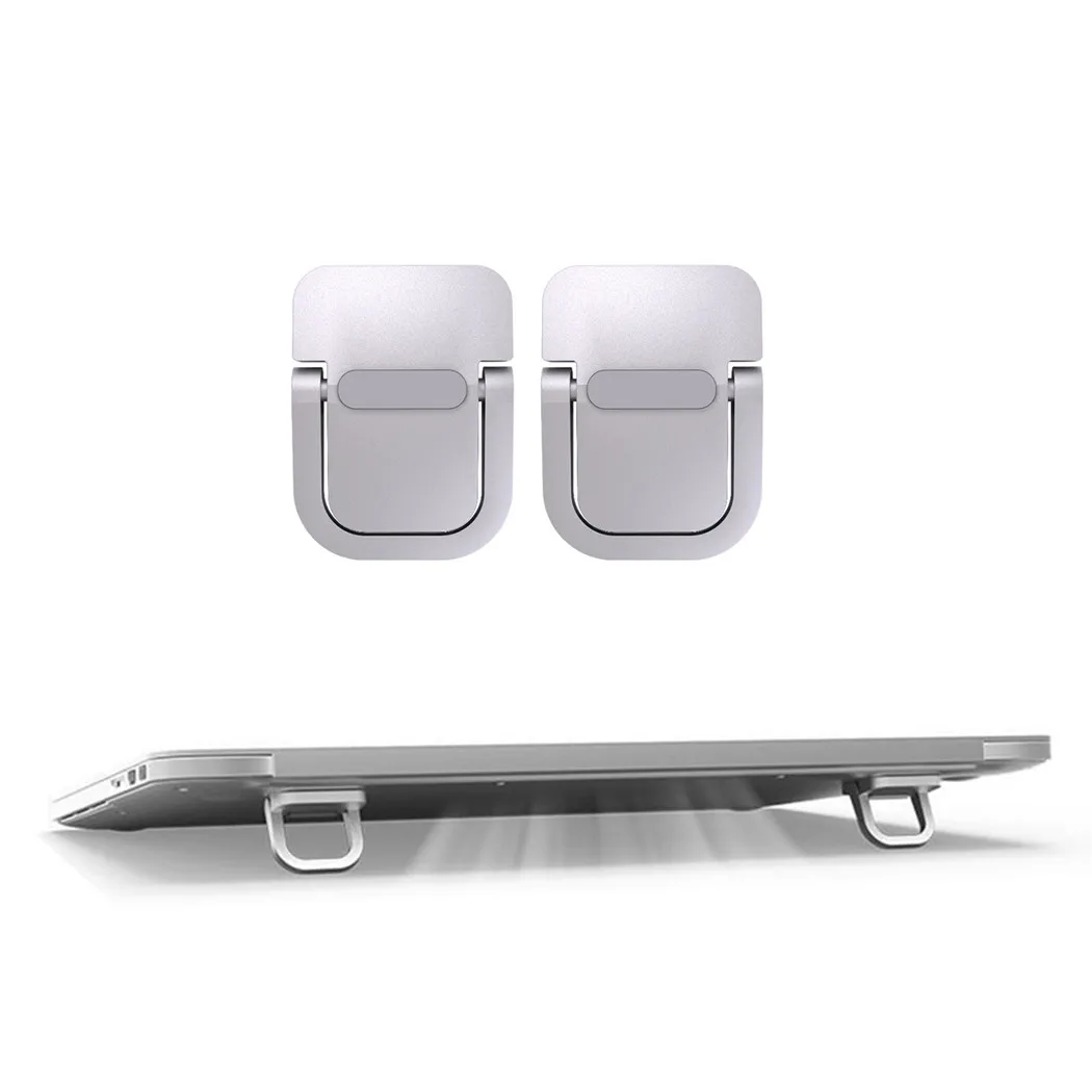 Soporte portátil para ordenador portátil de aleación de aluminio metálica plateada con dos agarres para dedos tipo anillo a juego, mostrados en la parte superior para el uso de un mini ordenador portátil.