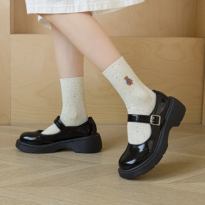 5 أزواج من الجوارب النسائية مجموعة جوارب قطنية يابانية مريحة تسمح بمرور الهواء عالية الجودة مطرزة برسوم كرتونية جوارب أنبوبية متوسطة كاواي