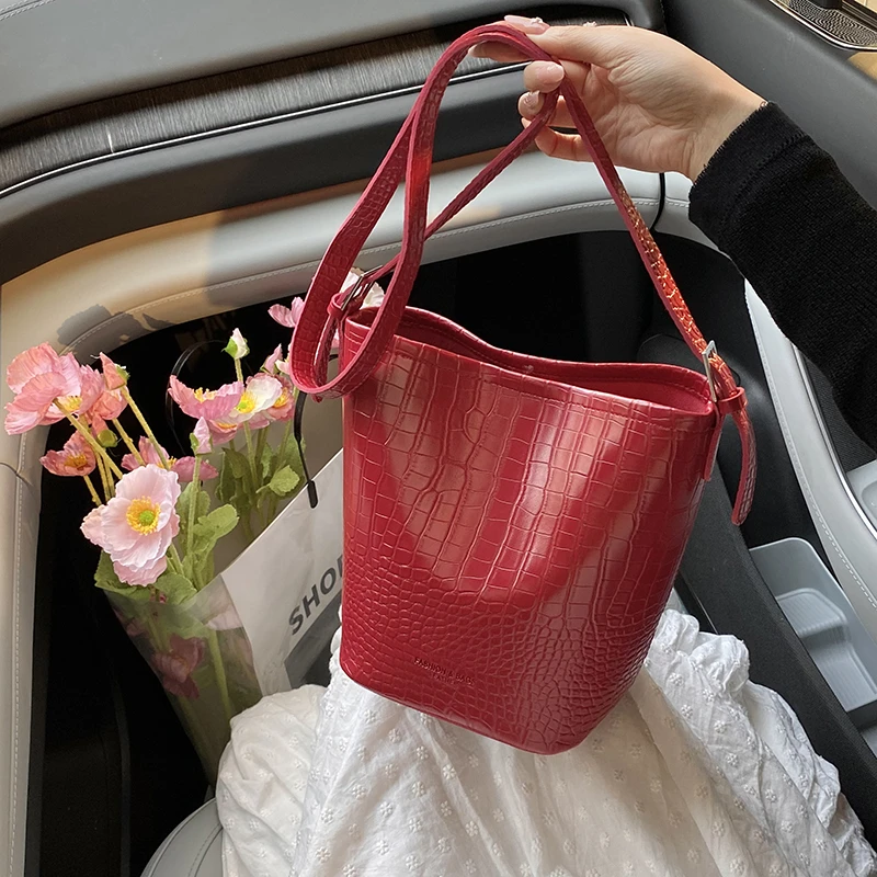 

2025 Croc-Embossed Leather Tote Bag Sleek Minimalist Shoulder Bag for Women Luxury Work Purse with Refined Texture for Commute
