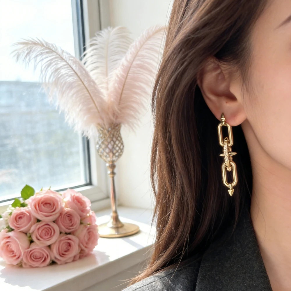 

Модные серьги-подвески 2026 года в золото-черных тонах с инкрустацией бриллиантами, дизайном «переплетение» и длинными гибкими элементами