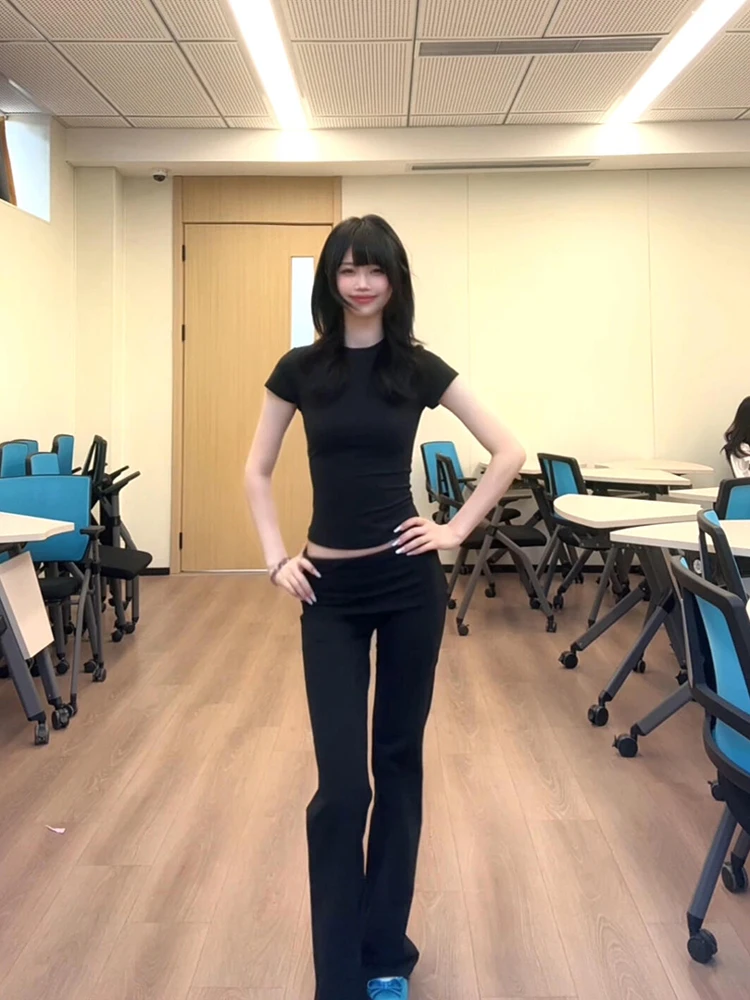 تي شيرت نسائي صيفي قصير الأكمام بقصة ضيقة، أسود مثير وعصري، متعدد الاستخدامات، محبوك بأسلوب كوري أنيق للعمل