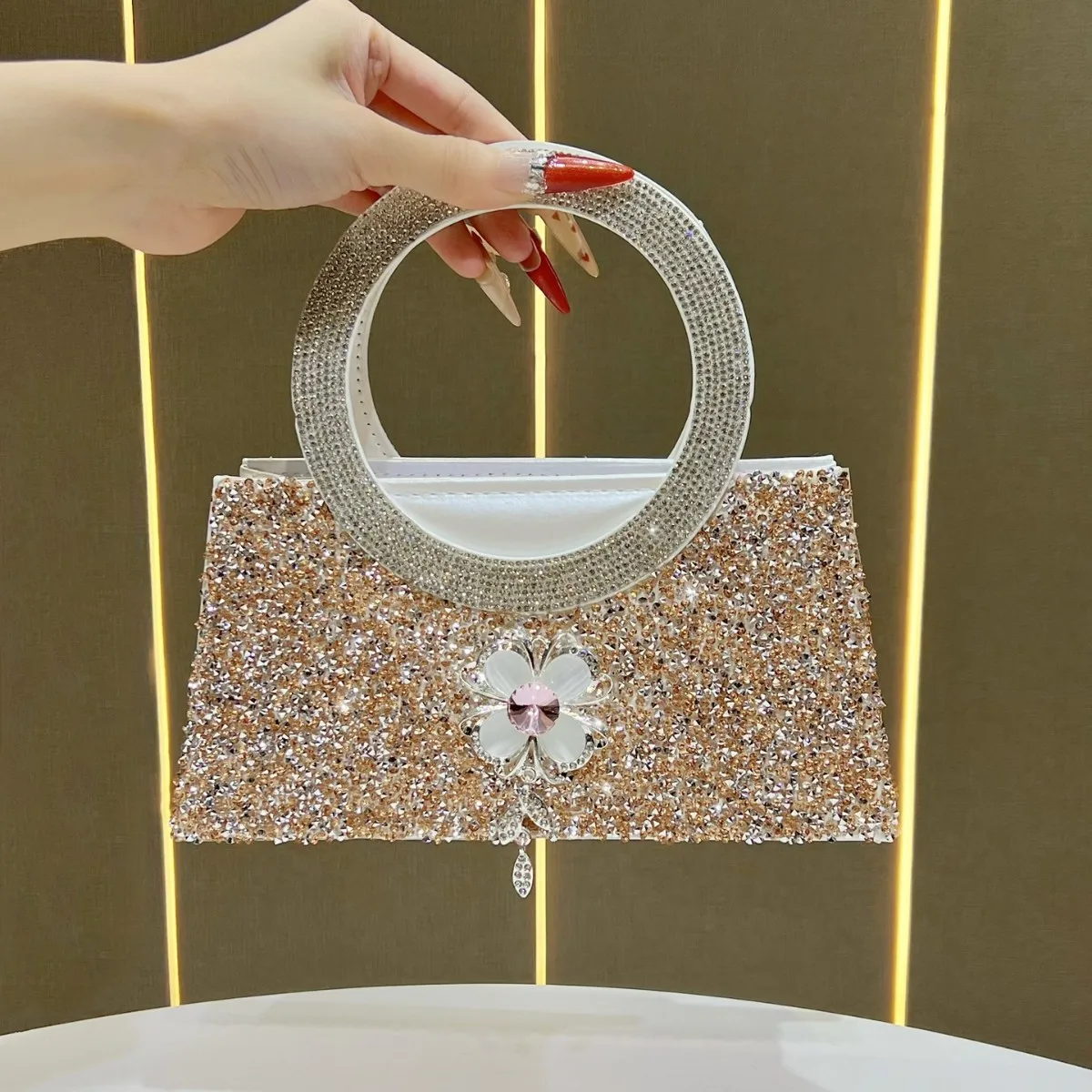 

модные женские сумки, изысканные и элегантные вечерние сумки, универсальные сумки на цепочке, портативные сумки-мессенджеры со стразами.