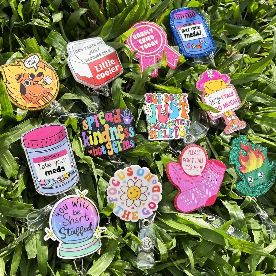 12 قطعة بكرات شارة مضحكة أصحاب شارة لطيف السائبة قابل للسحب معرف كليب الملونة التمريض المساعدين الطبية RN LPN CNA الأصدقاء Acce