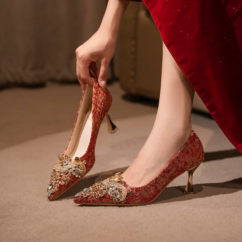 

Женские модные туфли на тонком каблуке, новые осенние свадебные туфли без шнуровки на высоком каблуке с острым носком и бриллиантовым цветком