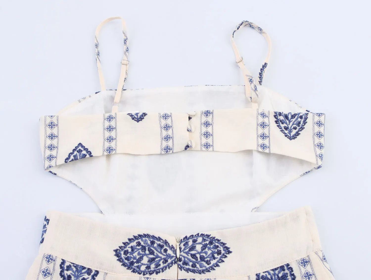 فستان بحمالات على طراز عطلة الشاطئ الصيفية من HH بدون أكمام ومطرز مجوف بدون ظهر ورقبة مائلة فستان نسائي أنيق ميدي