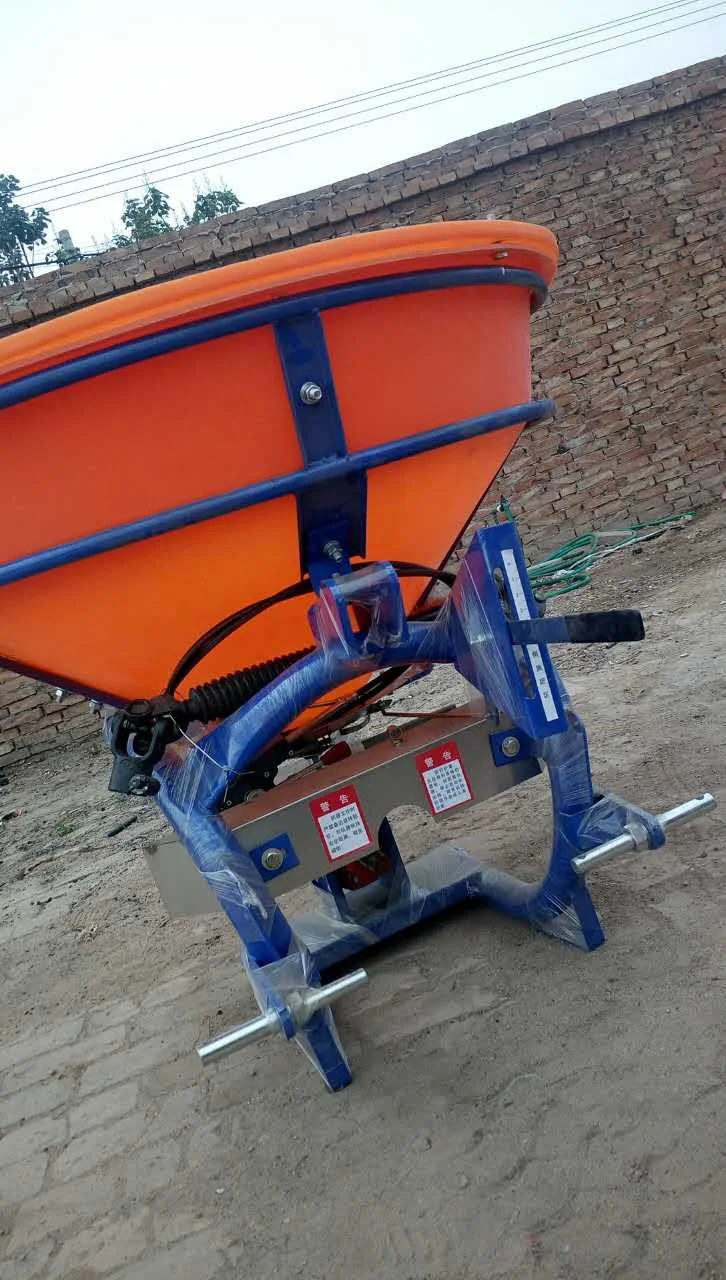 2025 Fornitore cinese Trattore su larga scala Spalmatore di fertilizzanti montato posteriore Lanciatore di fertilizzanti con secchio in plastica di grande capacità