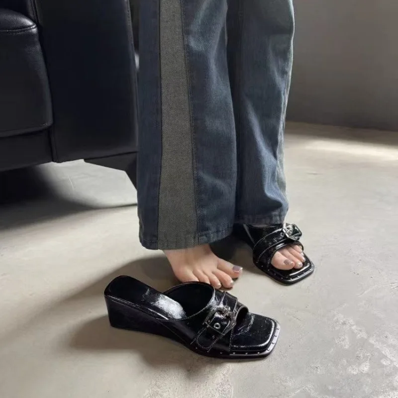 Sandal Flip Wedge untuk Wanita Pakaian Luar Musim Panas Gesper Sabuk Logam Paku Keling Kepala Persegi Baru Anti-selip Mengepel Keren