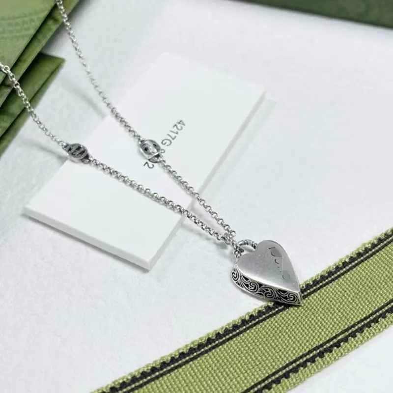 2025 new high-end heart-shaped carved flower necklace for both men and women, vintage vintage vintage collarbone chain