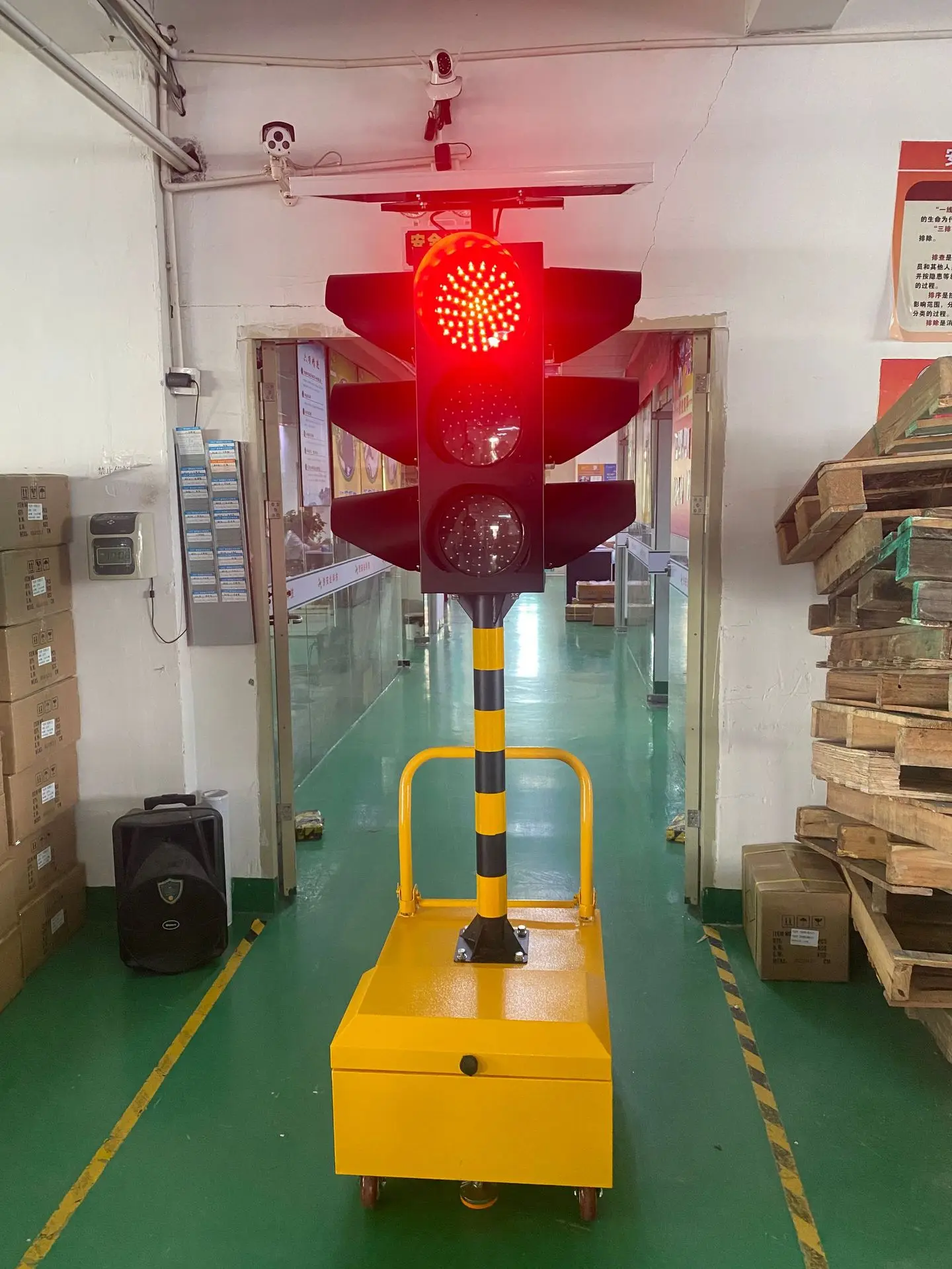 Temporary Solar Traffic Light Portable Red Green Yellow Flashing LED Signal Lamp 3 Aspect 300mm For Road Construction Site