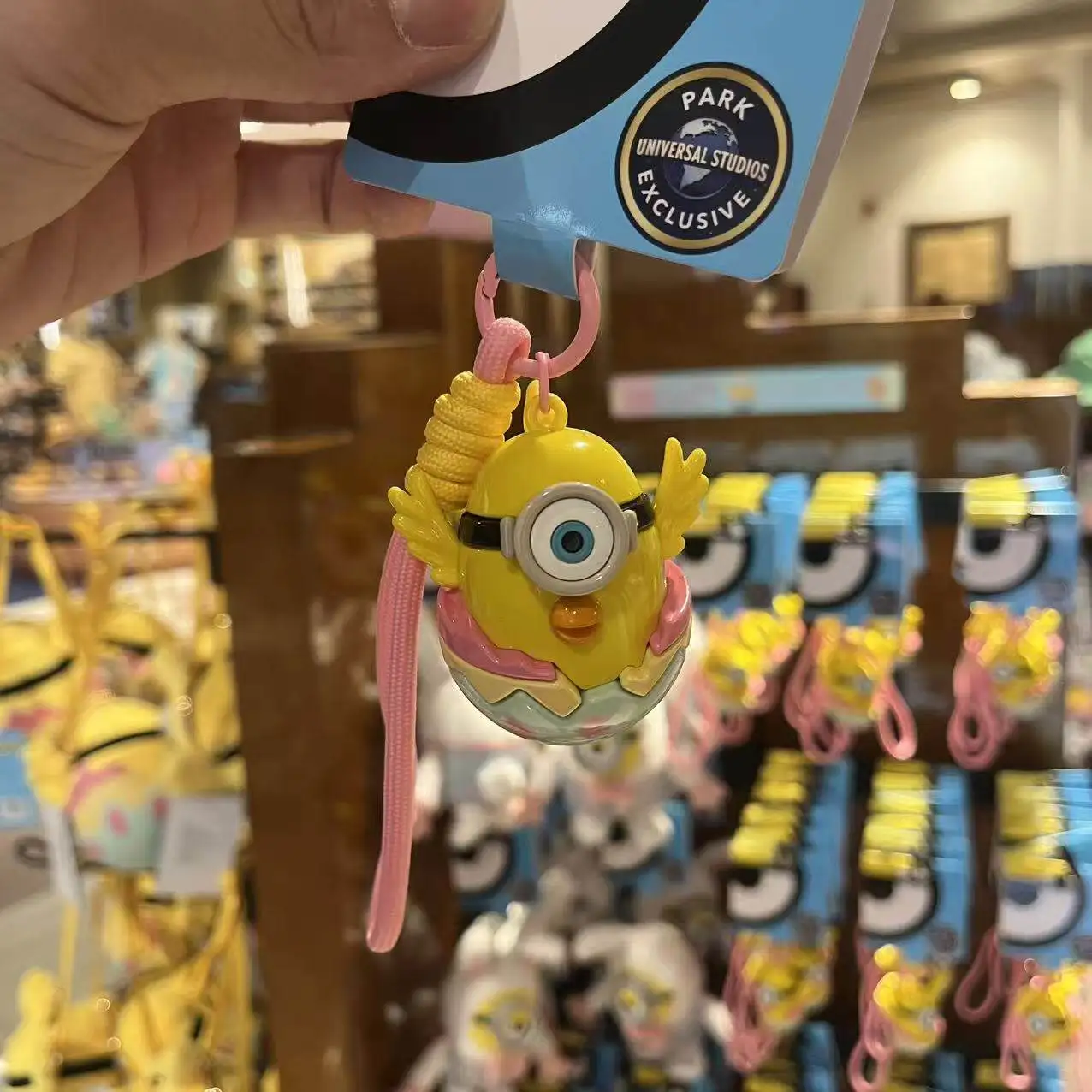 

Плюшевый брелок-подвеска Universal Studios Minions Spring Egg - милый кукольный шарм для телефона, рюкзака и ключей