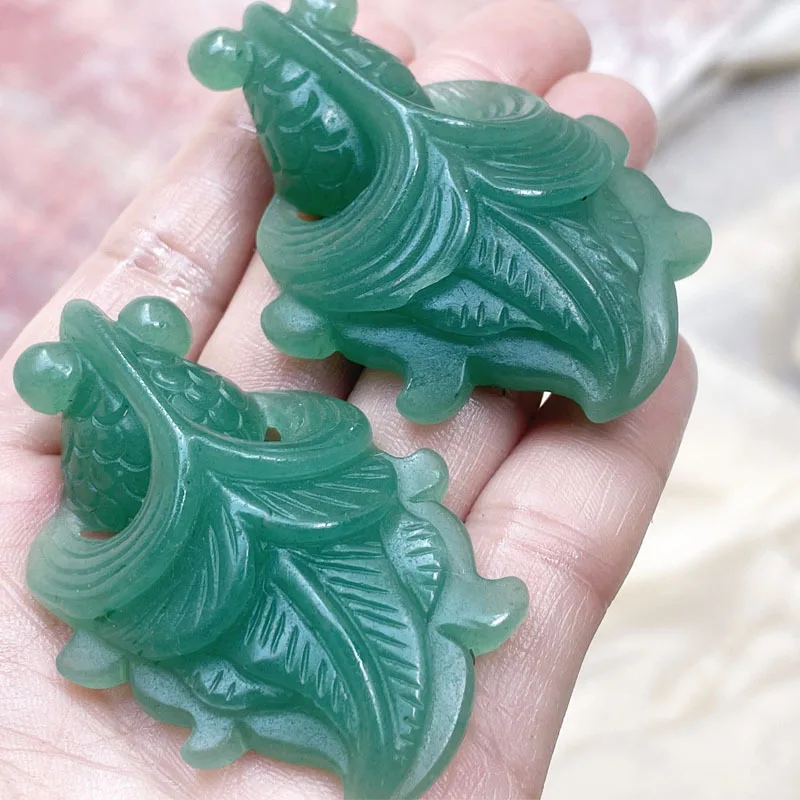 

Кулон в виде рыбы из авантюрина, гладкая текстура, искусная резьба, золотой нефрит, символизирующий удачу.