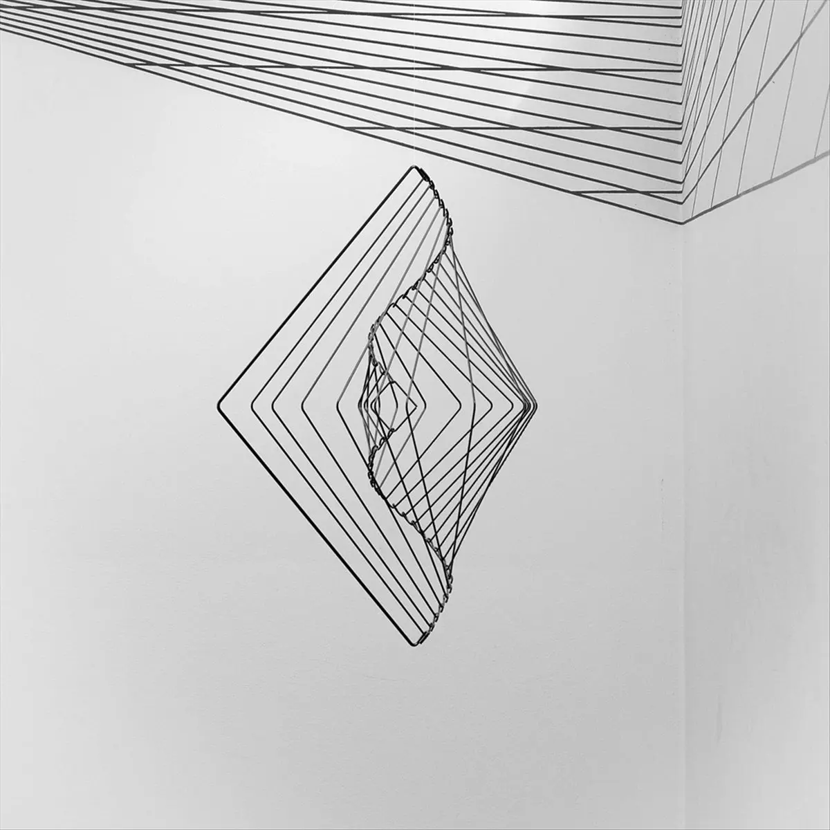 A72P Square Wave, le tourne-vent fascinant, une œuvre d'art magique et apaisante