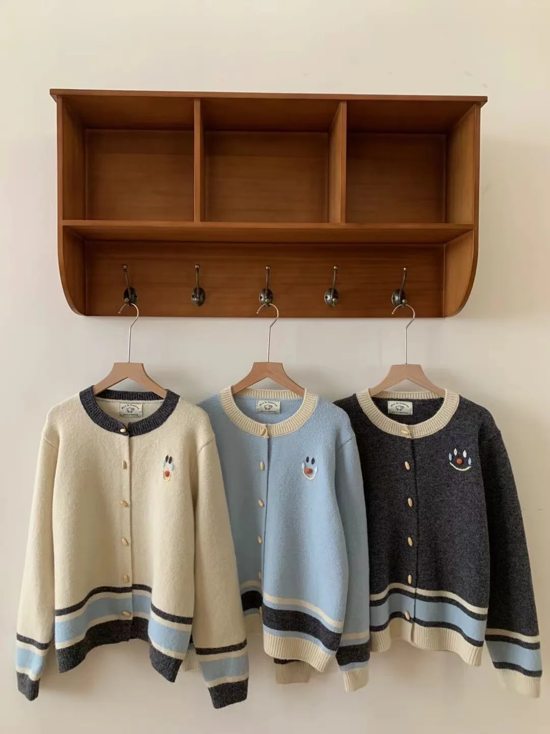 

Korean Sle Embroidered Face round Ne Knitted Open Cardigan Design Sensation Button Soft Melding Color High-End Fee...