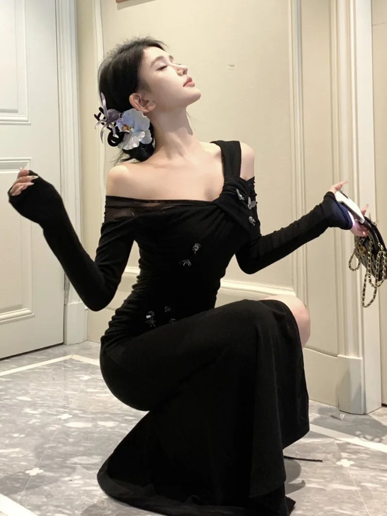 

Элегантное женское облегающее платье с разрезом на плече, асимметричным подолом и вязаным узором H-образной формы