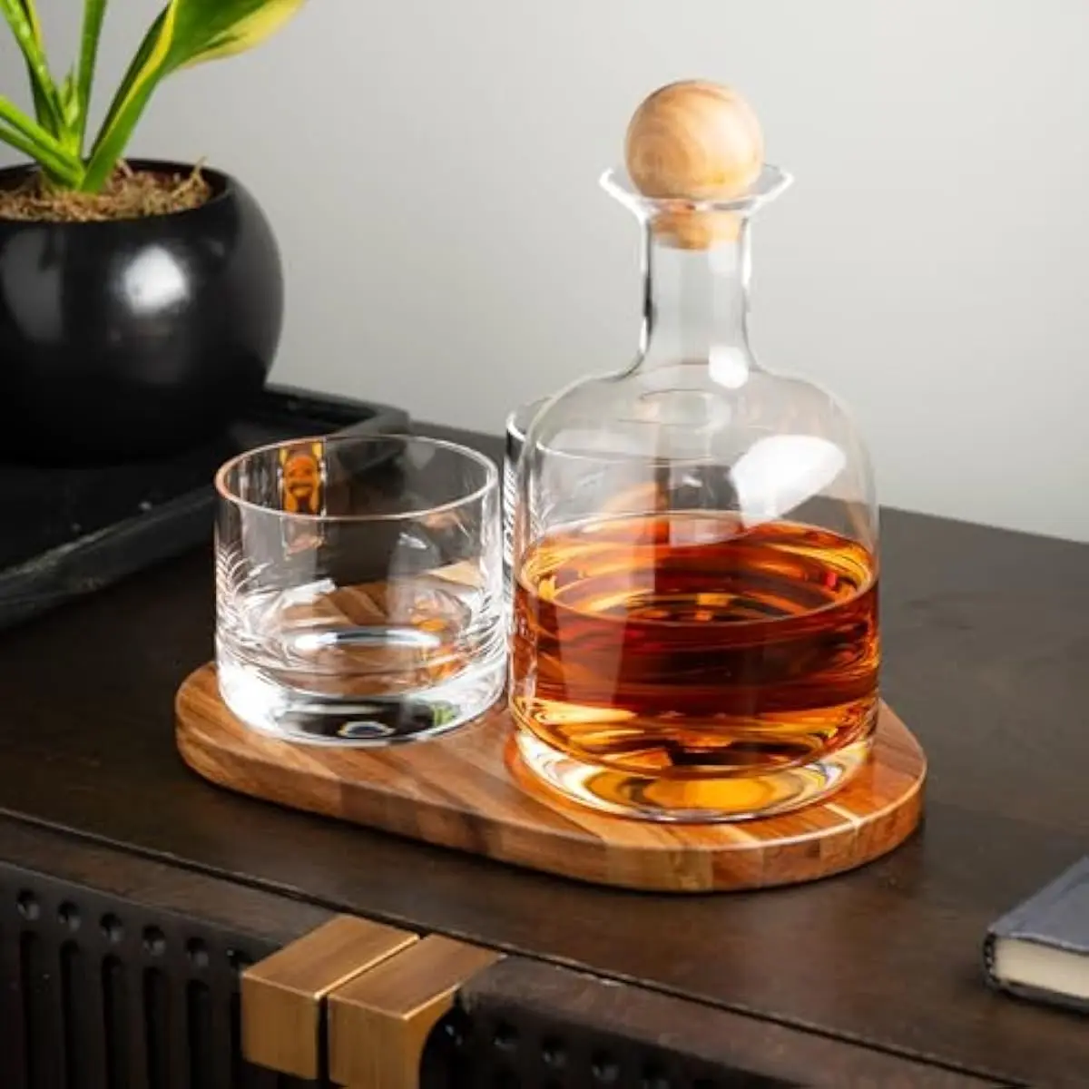 Whiskey decanter set featuring 800 ml hand-blown lead-free crystal vessel with ergonomic pour spout, acacia wood tray and stoppe